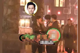 十指紧扣又摸脸，何炅与神秘男子回酒店，同志谜团大揭秘图片
