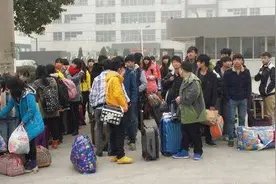 为什么工厂长期招聘普工，工资4500都没人去？打工妹说出真实原因图片