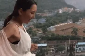 “蹦极女子”在网上火了，要跳时衣袖一直往下滑，蹦极需谨慎图片