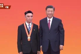 独家V观丨习近平向买买提江·吾买尔颁授“七一勋章”图片