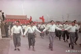 苏联镜头的开国大典：笑容满面的毛主席朱老总，如沐春风的周总理图片