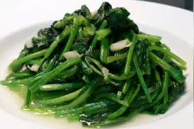 炒菠菜时，用不用先焯水？教你正确做法，菠菜滑嫩美味，不涩口图片