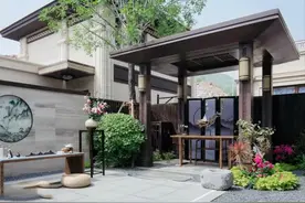 庭院大门与室内门窗相对，不想用玄关景墙怎么办？原来这招更实用图片