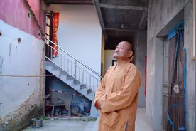 60岁老人出家20年，姐姐跟在身边，看看咋回事图片