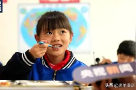 “留虾女孩”太懂事儿，记者逼问原因太不专业图片