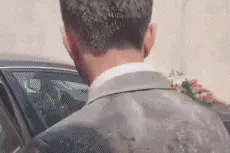 幽默搞笑段子：同事们一路鞭炮敲锣打鼓庆祝老李买了新拖鞋图片