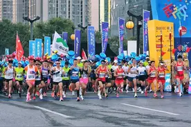 终点上演百米冲刺，还有81岁大爷跑全马，2020西马很精彩图片