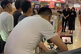 张一山拍戏被偶遇！身材瘦弱表情严肃，与关晓彤搭戏靠垫纸箱增高图片