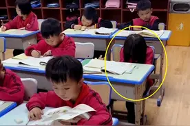 小女孩上课扮“贞子”，老师上前查看，小女孩掏出一物，萌翻老师图片