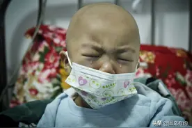 90后妈妈不停给儿子揉肚子，这是我唯一能做的，让他少些痛苦图片
