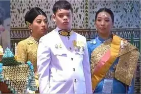 提帮功王子并不是憨憨？穿泰式中山装变高大帅气，越来越自信稳重图片