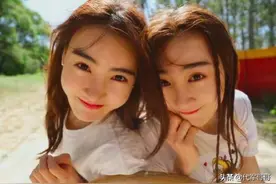双胞胎姐妹地铁站劈叉引发热议，曾是国家级运动员，同时考上中戏图片