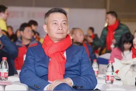 47岁李小双现状：退役后娶美女歌手为妻，结婚17年仍无子女图片