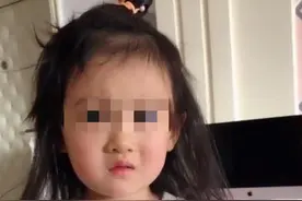3岁儿子发现爸妈结婚照没自己，气得瞬间发飙哭泣，小眼神太委屈图片