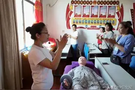 家政市场，热了！金牌月嫂约到明年，职业培训如火如荼…图片