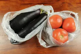 买菜回到家，别带着塑料袋放进冰箱图片