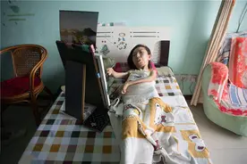她8岁全身瘫痪，卧床苦练画画30年，网友大赞，专家：并非好事图片