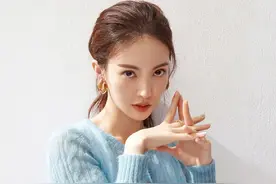 金晨穿得越来越嫩了，淡蓝色针织开衫配格纹裙，妥妥的20岁姑娘图片