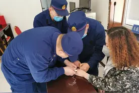 蓝朋友教科书式取下困扰已久的金戒指图片