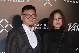 56的邵美琪瘦得有点脱相了，但气质不减，穿一身黑配波波头还挺美图片
