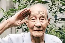 老人隐姓埋名42年，孙子参军被拒无奈亮出身份，后受邀赴北京观礼图片