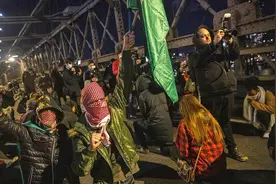 全美吵翻！17岁美国白男枪杀2人，法院却判他无罪当庭释放图片