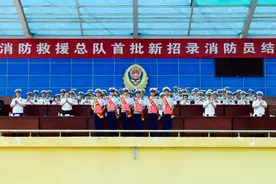 海南首批新招录消防员结训授衔/顺便介绍中国“五衔”图片
