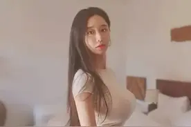 搞笑GIF开心一刻:这么可爱的妹子打我一拳，我可能赖上她图片