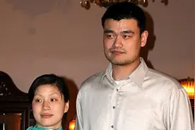 王治郅夫妇逛街！两人差13岁，身高差50公分图片