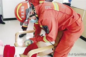 泊头一位老人手术后——石膏太硬难拆除，消防员“开刀”解困图片