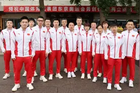刘国梁带领国乒抵达东京！球员全副武装 日本小迷妹举横幅迎接马龙图片