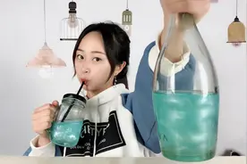 妹子试喝“火焰云星空酒”，轻轻摇晃一下，我好像看到了星空