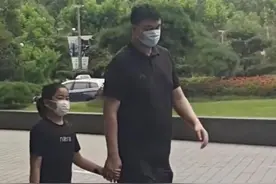 姚明父女手牵手逛街！女儿内八走姿身材五五分，11岁1米7却被嫌矮图片