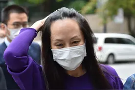 孟晚舟不惧露出大额头！“收官”紫裙造型太赞，涂点口红就更好了图片