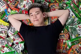 18岁背千万巨债的他，靠摆地摊卖海苔21岁身价上亿！太励志了图片