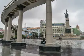 风雨中的防洪纪念塔，游客寥寥，很是清静图片