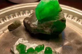满绿翡翠原石和成品欣赏。纯绿货图片