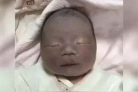“黑脸婴儿”火了，出生后被全家嫌丑，两个月后却逆袭成“团宠”图片