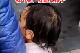 爸爸带2岁女儿去厕所，女娃的话引众人大笑，网友：妈妈教育的好图片