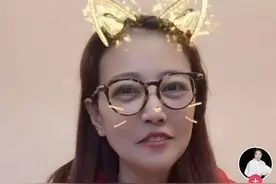 周海媚素颜出镜秀厨艺，穿大红色卫衣气色超好，就是眼袋有点大图片