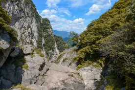 私藏在洛阳山中的瀑布群，名气不大高颜值，可远观亦可近赏图片