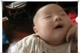 孩子的“另类睡姿”走红，姿态万千逗乐网友：我家娃也是这样睡的图片