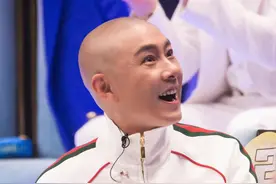 56岁张卫健：在家只能跟猫说话，好不容易看见20个男人要聊个够图片