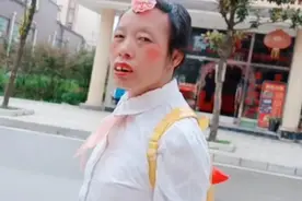 贵州妆容奇特老太，自称有6个老公，“红尘来去一场梦”图片