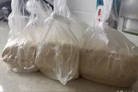 东北小城老人多真好，起早帮邻居买豆腐，今早奢侈：芥菜缨炖豆腐图片