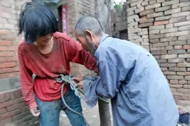 七旬光棍老人捡了个年轻姑娘，他们生的儿子让人看了心疼图片