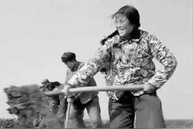 70年代，山东姑娘捡到天然巨钻，上交国家后，如今她怎样了？图片