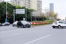汽车在路口掉头时，究竟要不要越过斑马线？图片