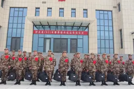河南省封丘县人武部举行2021年春季新兵欢送大会图片