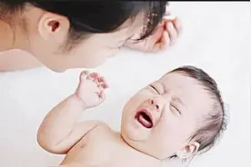 宝宝晚上哭闹是什么原因？儿科医生给宝妈这些小建议！图片